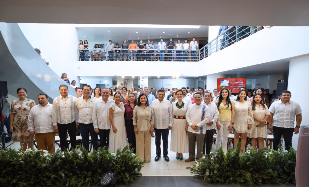 Destaca Villahermosa Con Lo Mejor De Su Historia, Cultura Y Tradiciones; Inaugura Javier May Festival 2026 72 Fotografía En Plano General Que Muestra Al Gobernador Javier May Rodríguez, A La Alcaldesa Yolanda Osuna Huerta Y A La Directora De Sepomex Victoria Abreu González Al Centro De Una Foto Grupal Con La Comunidad Artística, Académica E Invitados Especiales En El Interior Del Centro Cultural De La Ciudad, Decorado Con Follaje Verde Al Frente Y Con Asistentes Observando Desde Los Balcones Superiores Durante La Inauguración Del Festival Villahermosa 2026.