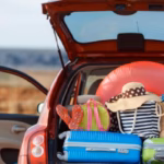 Antes De Viajar: El Checklist Que Todo Tabasqueño Debe Seguir Para Unas Vacaciones Sin Riesgos — Fotografía De La Cajuela Abierta De Un Automóvil Cargada Con Maletas De Colores, Sombreros De Playa E Inflables, Ilustrando La Preparación Para Salir A Carretera.