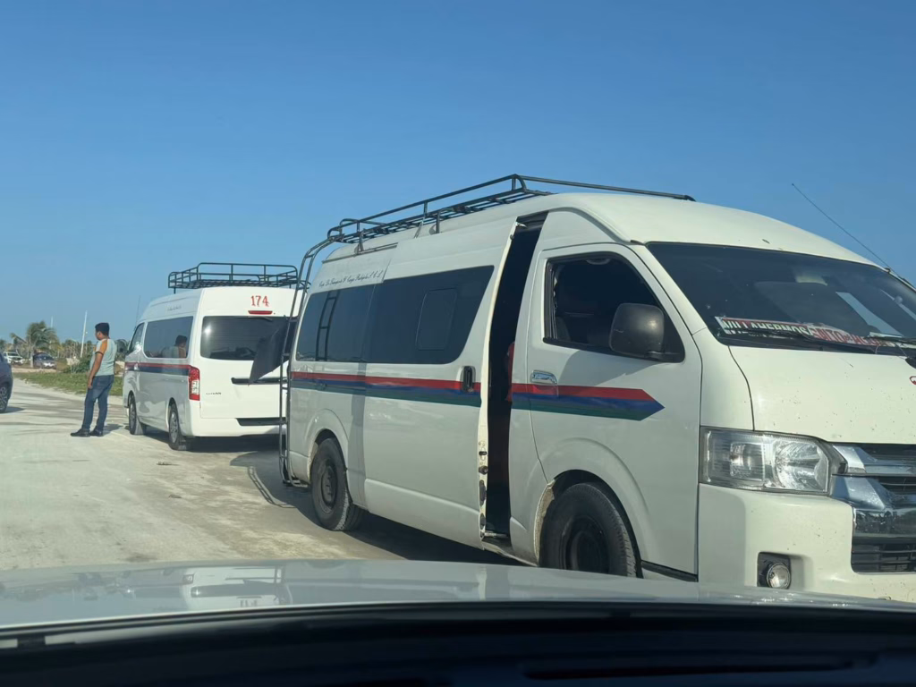 ¡Invasión Tabasqueña En La Isla! Así Se Vive La Gran Afluencia De Visitantes En La Feria Carmen 2026 71 Dos Unidades Blancas De Transporte Público Tipo Combi Estacionadas En Línea Sobre Una Vialidad Costera De Ciudad Del Carmen.