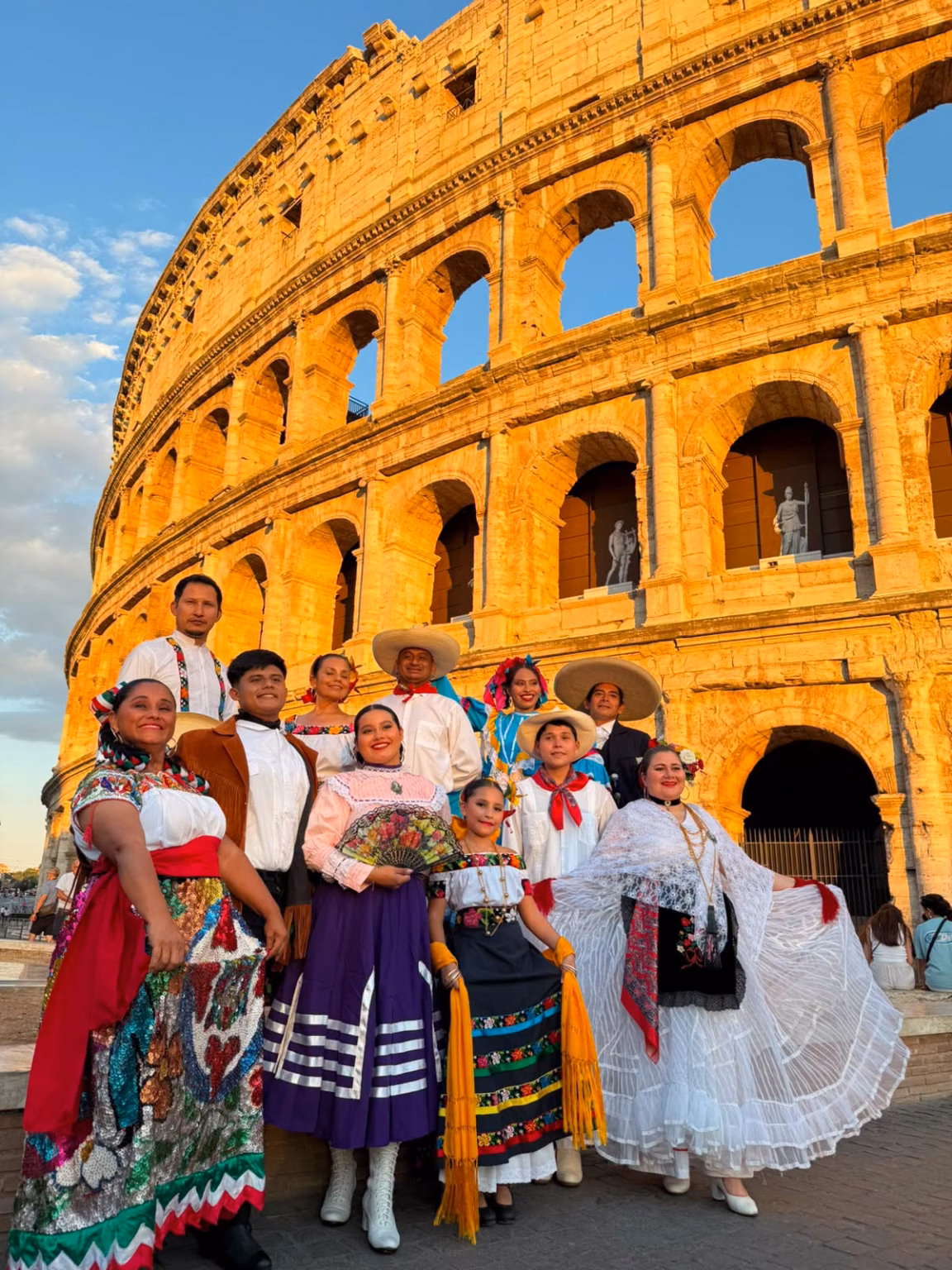 Ballet De Tabasco Conquista Italia En El Dancing Italy De Rímini 69 Un Grupo De Nueve Bailarines Mexicanos Del Ballet &Quot;Winik Asik Ak'Ot&Quot;, Vestidos Con Coloridos Trajes Folclóricos Tradicionales De Tabasco (Incluyendo Faldas Bordadas, Vestidos De Encaje Blanco, Camisas Blancas Y Sombreros De Ala Ancha), Posan Sonrientes Frente Al Coliseo De Roma Al Atardecer.