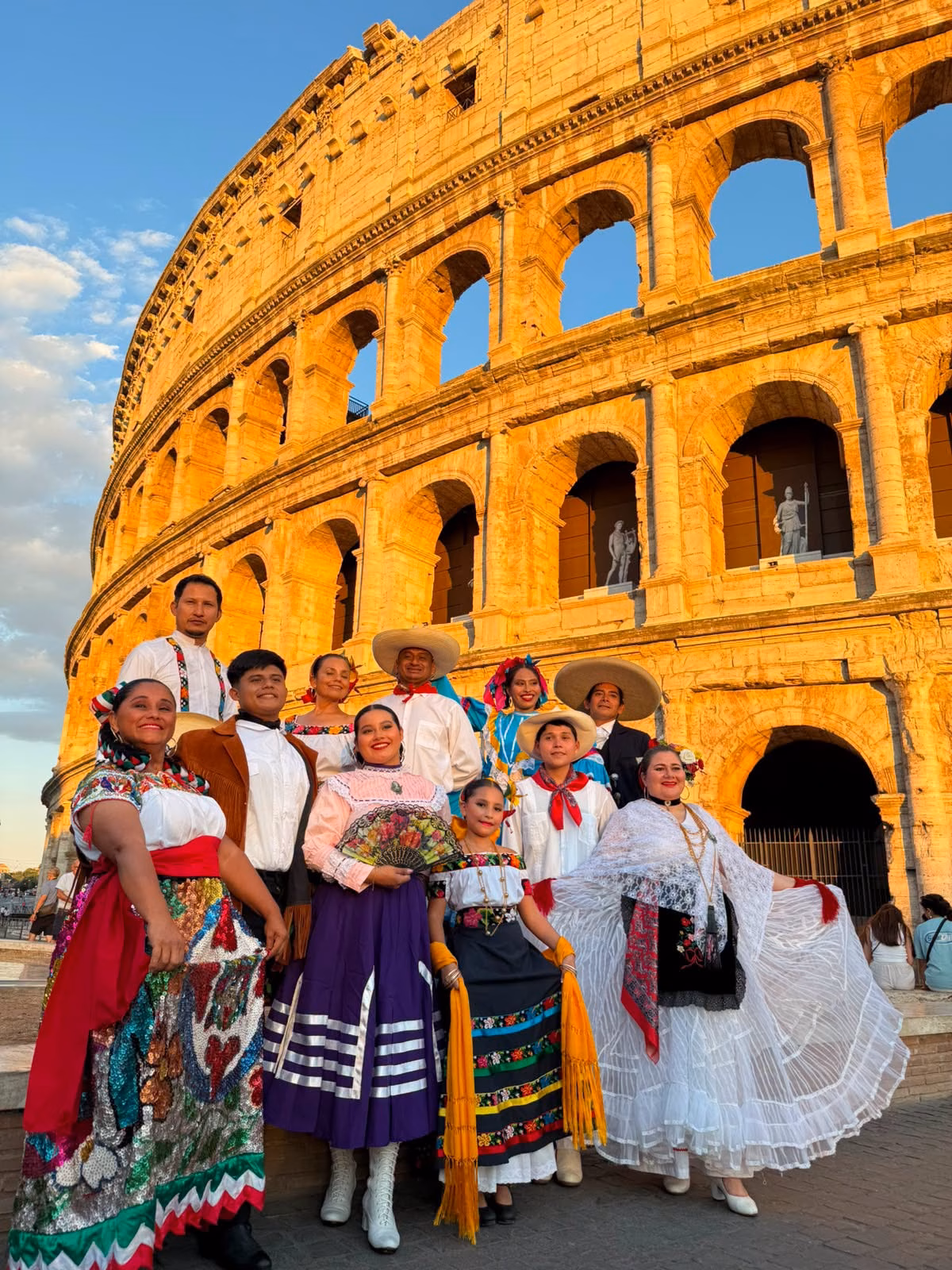 Ballet De Tabasco Conquista Italia En El Dancing Italy De Rímini 70 Un Grupo De Nueve Bailarines Mexicanos Del Ballet &Amp;Quot;Winik Asik Ak'Ot&Amp;Quot;, Vestidos Con Coloridos Trajes Folclóricos Tradicionales De Tabasco (Incluyendo Faldas Bordadas, Vestidos De Encaje Blanco, Camisas Blancas Y Sombreros De Ala Ancha), Posan Sonrientes Frente Al Coliseo De Roma Al Atardecer.