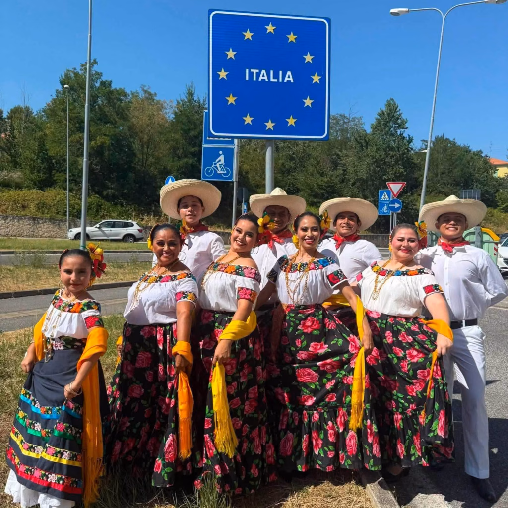 Ballet De Tabasco Conquista Italia En El Dancing Italy De Rímini 71 Integrantes Del Ballet &Quot;Winik Asik Ak'Ot&Quot; De Tabasco Posan Sonrientes Bajo Un Letrero De Bienvenida En Italia Durante Su Gira Internacional.