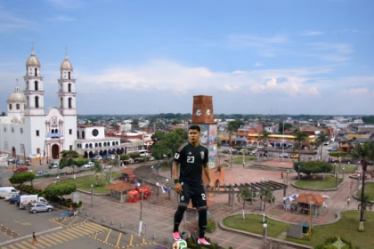 Montaje Fotográfico Del Futbolista Jesús Gallardo Con La Camiseta De La Selección Mexicana, Posando Sobre Un Balón Frente A La Plaza Principal Y El Templo De San Antonio De Padua En Cárdenas, Tabasco.