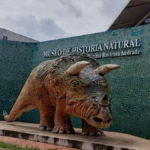 Fachada Del Museo De Historia Natural &Quot;José Narciso Rovirosa Andrade&Quot; Con La Escultura De Un Dinosaurio Al Frente, Uno De Los Mejores Museos Para Visitar Con Niños En Villahermosa.