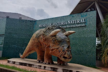 Fachada Del Museo De Historia Natural &Quot;José Narciso Rovirosa Andrade&Quot; Con La Escultura De Un Dinosaurio Al Frente, Uno De Los Mejores Museos Para Visitar Con Niños En Villahermosa.