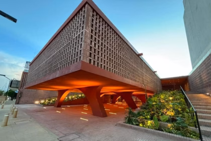 Fachada Moderna Y Arquitectónica Del Museo Regional &Quot;La Cacaotera&Quot; En Villahermosa, Elaborada Con Ladrillo En Celosía De Tono Terracota, Pilares Curvos E Iluminación Cálida Al Atardecer.