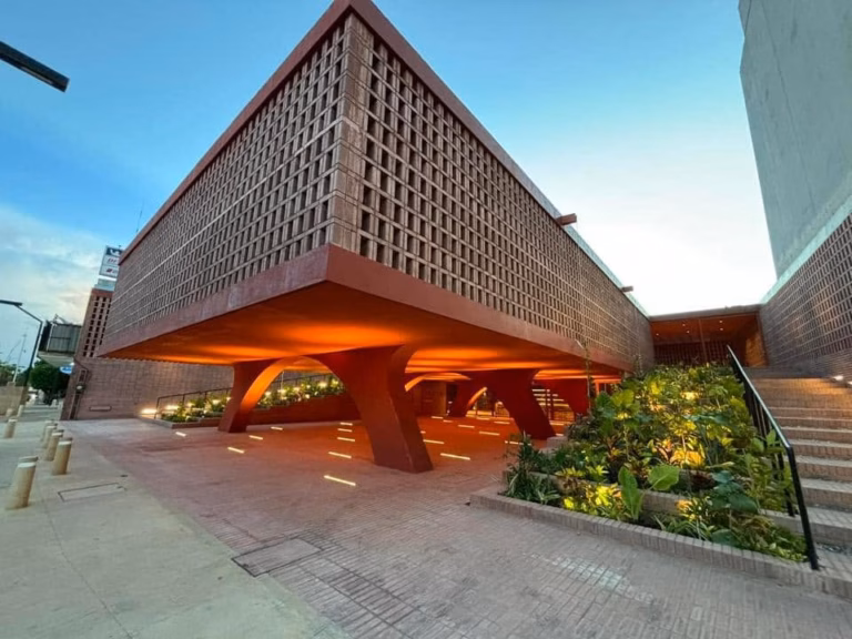 Fachada Moderna Y Arquitectónica Del Museo Regional &Amp;Quot;La Cacaotera&Amp;Quot; En Villahermosa, Elaborada Con Ladrillo En Celosía De Tono Terracota, Pilares Curvos E Iluminación Cálida Al Atardecer.