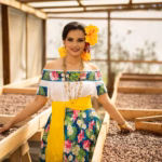 Giselle Ovando Alamilla, Embajadora Oficial Del Municipio De Comalcalco En La Feria Tabasco 2026, Posa Entre Granos De Cacao En Un Secadero Tradicional Para Conmemorar El Día Mundial Del Cacao.