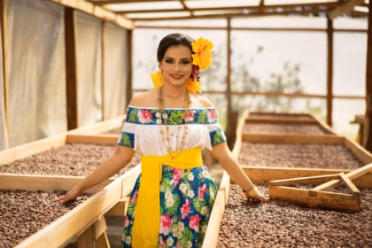 Giselle Ovando Alamilla, Embajadora Oficial Del Municipio De Comalcalco En La Feria Tabasco 2026, Posa Entre Granos De Cacao En Un Secadero Tradicional Para Conmemorar El Día Mundial Del Cacao.