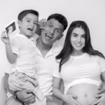Fotografía En Blanco Y Negro Del Futbolista Jesús Gallardo Con Su Esposa Orquídea Garza Y Su Hijo Daniel Mostrando Una Ecografía De Su Nuevo Bebé.