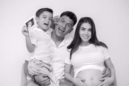 Fotografía En Blanco Y Negro Del Futbolista Jesús Gallardo Con Su Esposa Orquídea Garza Y Su Hijo Daniel Mostrando Una Ecografía De Su Nuevo Bebé.