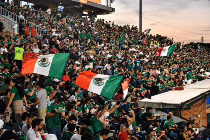 Cientos De Familias Tabasqueñas Celebran En Las Gradas Del Estadio Centenario &Quot;27 De Febrero&Quot; Mientras Ondean Banderas De México Durante La Transmisión Del Mundial 2026.