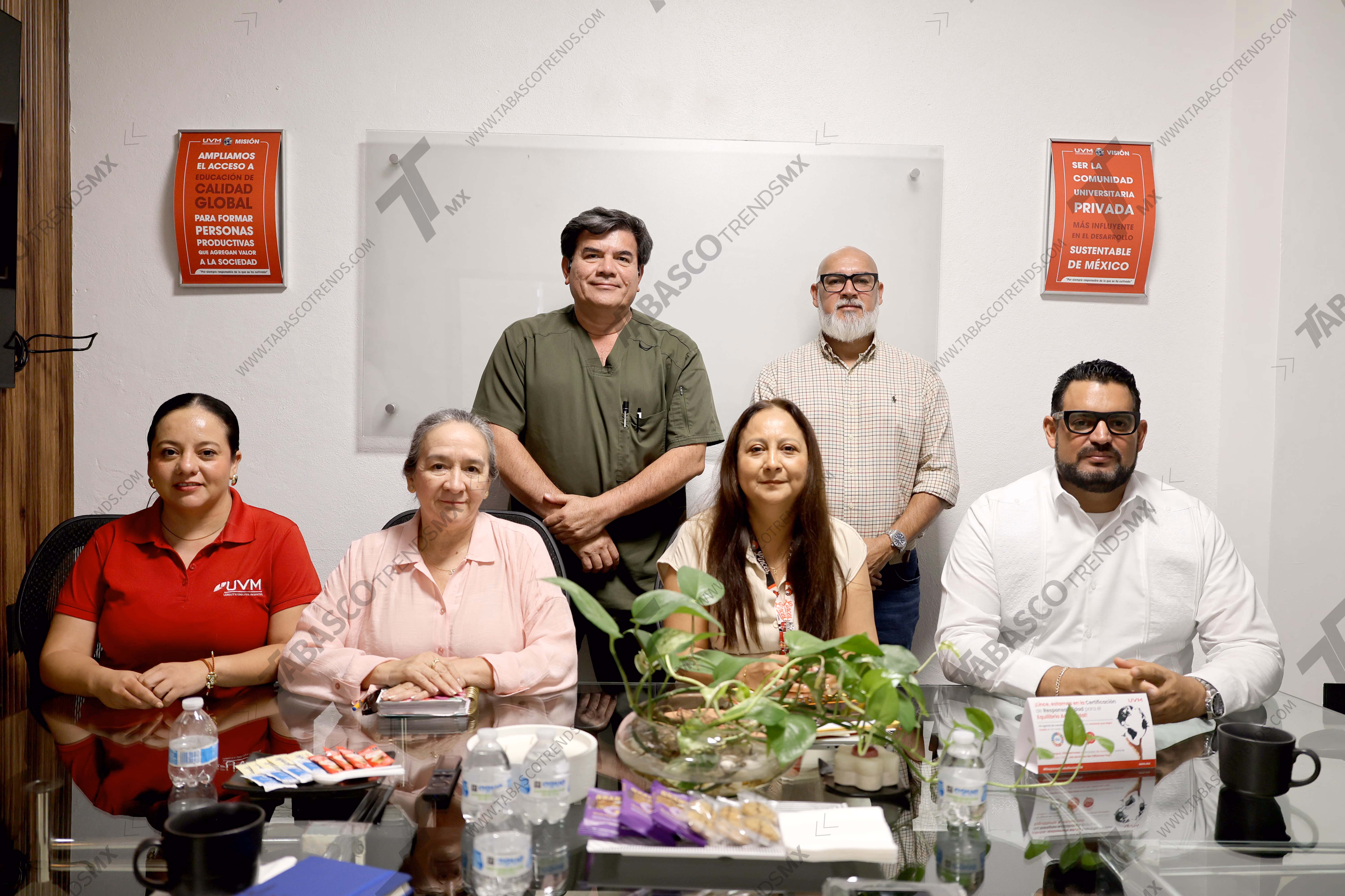 Hospital Zumaya Y Uvm Villahermosa Detonarán Alianza Estratégica En Salud Médica Para El Alumnado 70 Reunión De Vinculación Institucional Entre Directivos De Hospital Zumaya Y Autoridades Académicas De La Uvm Campus Villahermosa, Sentados En Una Sala De Juntas, Para Formalizar Una Alianza Estratégica En Salud Médica.