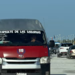 Una Combi De Transporte Público De Color Rojo Y Negro Con La Ruta Tamulté De Las Sabanas Circulando Por Una Carretera, Evidenciando La Llegada De Visitantes Tabasqueños Durante La Feria Carmen 2026.