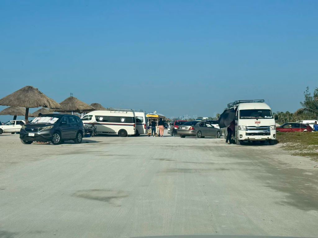 ¡Invasión Tabasqueña En La Isla! Así Se Vive La Gran Afluencia De Visitantes En La Feria Carmen 2026 72 Vista Panorámica De Playa Norte Con Múltiples Vehículos Y Unidades De Transporte Estacionados Cerca De Zonas De Palapas, Reflejando La Gran Afluencia De Visitantes.