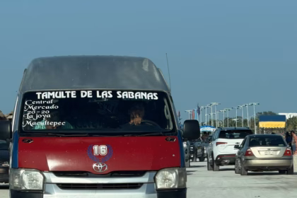 Una Combi De Transporte Público De Color Rojo Y Negro Con La Ruta Tamulté De Las Sabanas Circulando Por Una Carretera, Evidenciando La Llegada De Visitantes Tabasqueños Durante La Feria Carmen 2026.