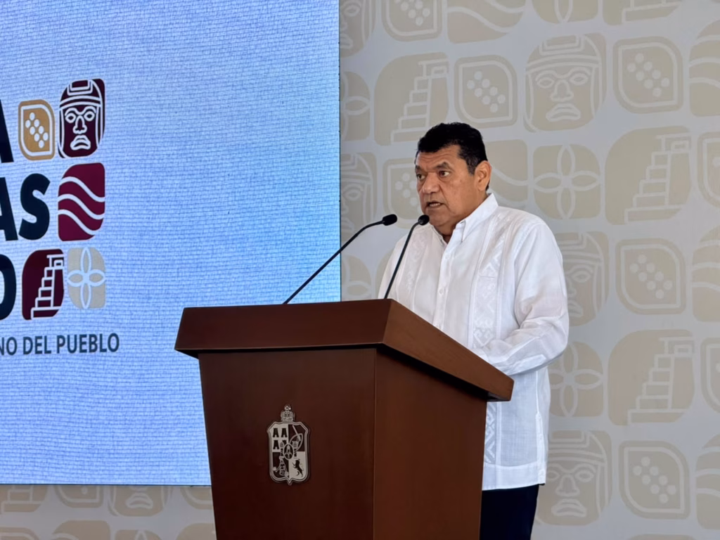 Bienestar Tabasco: Gobierno Del Pueblo Beneficia A 73 Mil Familias Con Inversión Millonaria 71 El Gobernador Javier May Rodríguez Hablando En Una Conferencia De Prensa Matutina Desde El Podio Oficial.