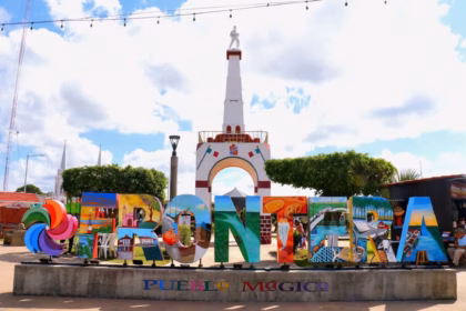 Letras Monumentales Coloridas Con La Palabra &Quot;Frontera&Quot; Y La Leyenda &Quot;Pueblo Mágico&Quot;, Ubicadas En El Parque Principal Frente Al Obelisco Y Monumento Icónico De La Ciudad En Tabasco.