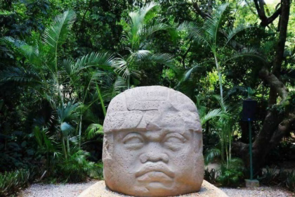 Cabeza Colosal Olmeca Expuesta Entre Vegetación Tropical En El Parque Museo La Venta En Villahermosa, Tabasco.