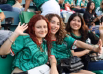 Aficionadas Mexicanas Con Jerseys De La Selección Nacional Saludando Alegremente En Las Gradas Del Estadio Centenario 27 De Febrero Durante La Transmisión Del Partido Del Mundial 2026.