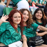 Aficionadas Mexicanas Con Jerseys De La Selección Nacional Saludando Alegremente En Las Gradas Del Estadio Centenario 27 De Febrero Durante La Transmisión Del Partido Del Mundial 2026.
