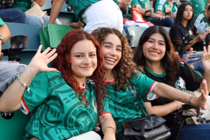 Aficionadas Mexicanas Con Jerseys De La Selección Nacional Saludando Alegremente En Las Gradas Del Estadio Centenario 27 De Febrero Durante La Transmisión Del Partido Del Mundial 2026.