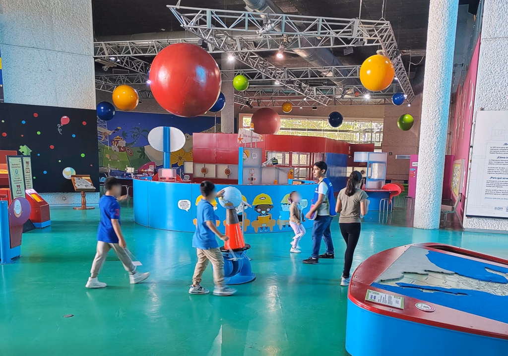 Ciencia, Aprendizaje Y Diversión: 3 Museos Imperdibles Para Disfrutar Con Los Niños Este Fin De Semana En Villahermosa 73 Niños Y Personal Interactuando En Las Salas Temáticas Del Museo Interactivo Papagayo, Uno De Los Principales Museos Para Visitar Con Niños En Villahermosa.