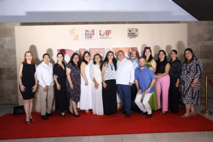 Aurora Raleigh De La Cruz, Presidenta Honoraria Del Dif Tabasco, Acompañada De Autoridades Y Colaboradores Durante La Presentación Del Programa Televisivo &Quot;Dif Tv ¡Cerca De Ti!&Quot;.