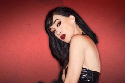 Retrato Promocional De La Cantante Y Actriz Mexicana Susana Zabaleta Gratis En Villahermosa, Luciendo Cabello Negro Corto, Labial Rojo Y Vestuario Glamuroso Sobre Un Fondo Rojo.