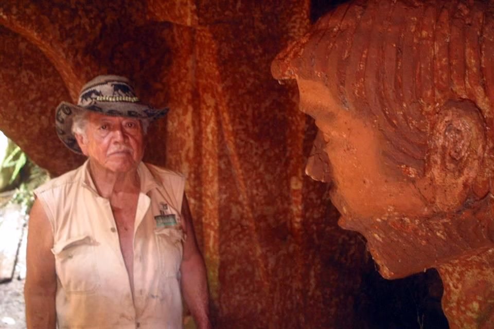 El Tesoro Oculto Bajo Villahermosa: La Increíble Ciudad Subterránea Que Un Solo Hombre Construyó Durante Casi Dos Décadas 4 El Escultor Tabasqueño Rafael León Rueda Posa Dentro Del Museo De Arte Subterráneo Rafael León, Junto A Una De Las Esculturas Talladas En Arcilla Que Forman Parte De Su Emblemática Obra La Locura Divina En Villahermosa.
