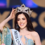 Rumbo A La Corona: Los Cabos Se Consolida Como La Sede Oficial De La Gran Final De Miss Universe México 2026, Fátima Bosch Posa Sonriente Luciendo Su Corona, Banda Y Un Arreglo Floral.