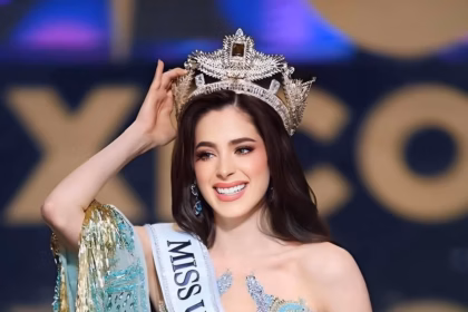 Rumbo A La Corona: Los Cabos Se Consolida Como La Sede Oficial De La Gran Final De Miss Universe México 2026, Fátima Bosch Posa Sonriente Luciendo Su Corona, Banda Y Un Arreglo Floral.