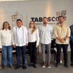 El Gobernador Javier May Posa Junto A Su Equipo De Trabajo Durante Una Conferencia De Prensa En Tabasco.