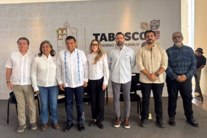 El Gobernador Javier May Posa Junto A Su Equipo De Trabajo Durante Una Conferencia De Prensa En Tabasco.