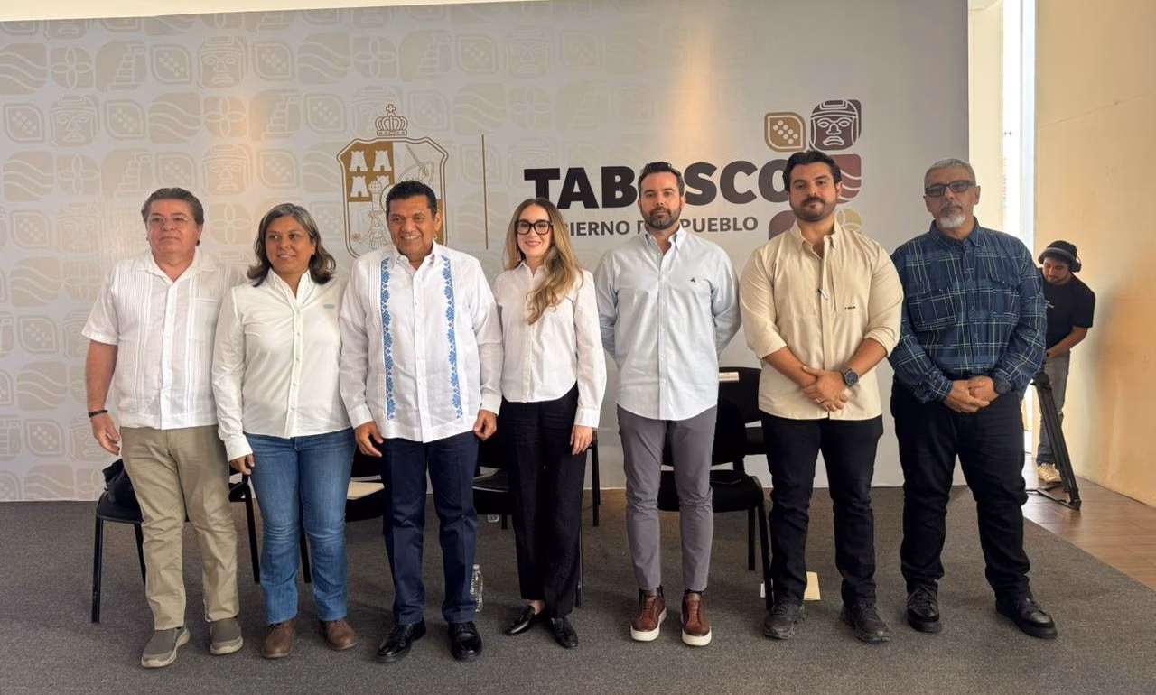 Seguridad, Infraestructura Y Bienestar: Los Ejes Centrales De La Conferencia Del Gobernador Javier May 70 El Gobernador Javier May Posa Junto A Su Equipo De Trabajo Durante Una Conferencia De Prensa En Tabasco.