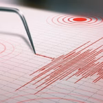 Ilustración De Un Sismógrafo Registrando Un Fuerte Movimiento Sísmico Con Líneas Rojas Sobre Una Gráfica, Utilizada Para Representar El Sismo De Magnitud 7.4 En Chiapas Registrado El 17 De Julio De 2026.