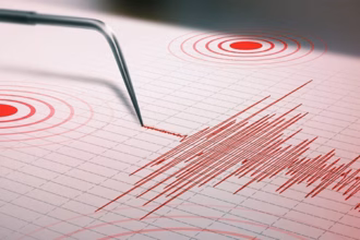 Ilustración De Un Sismógrafo Registrando Un Fuerte Movimiento Sísmico Con Líneas Rojas Sobre Una Gráfica, Utilizada Para Representar El Sismo De Magnitud 7.4 En Chiapas Registrado El 17 De Julio De 2026.