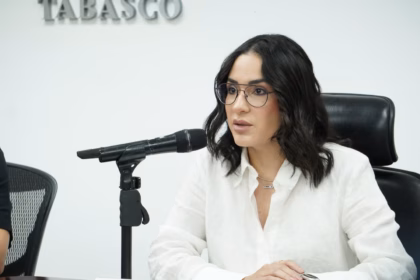 La Secretaria De Administración Y Finanzas De Tabasco, Talina Ferrer Cadenas, En Conferencia De Prensa Informando Sobre Licitaciones Estatales.