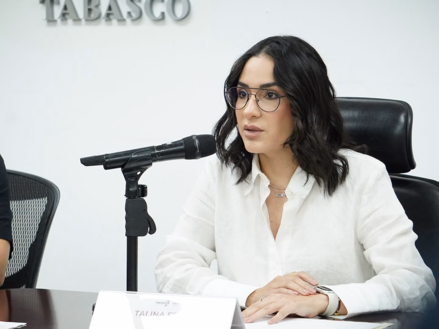 Tabasco Adjudica El Gimnasio La Choca Y Declara Desierta La Licitación Del Centro De Convenciones 2 La Secretaria De Administración Y Finanzas De Tabasco, Talina Ferrer Cadenas, En Conferencia De Prensa Informando Sobre Licitaciones Estatales.