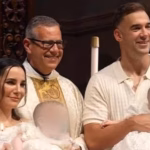 Martha Higareda Y Lewis Howes Durante La Ceremonia Religiosa Del Bautizo De Sus Hijas Mellizas En Compañía De Un Sacerdote.
