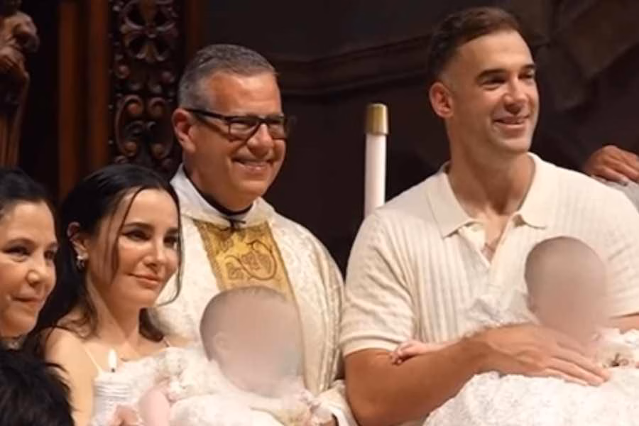 Un Milagro De Vida: El Emotivo Bautizo De Las Hijas De Martha Higareda Y Lewis Howes 70 Martha Higareda Y Lewis Howes Durante La Ceremonia Religiosa Del Bautizo De Sus Hijas Mellizas En Compañía De Un Sacerdote.