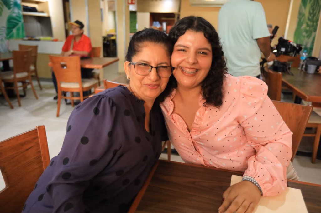 Villa Universitaria Abre Sus Puertas En Villahermosa 76 Na Madre De Familia Y Su Hija Sonríen Juntas Sentadas En El Área De Comedor Durante El Recorrido Por Las Instalaciones De La Villa Universitaria En Villahermosa.