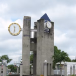 Monumento Del Reloj De Las Tres Caras En Villahermosa, Tabasco, Mostrando Su Torre Brutalista De Concreto Expuesto Con Carátulas Circulares Y Azulejos Azules.