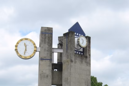 Monumento Del Reloj De Las Tres Caras En Villahermosa, Tabasco, Mostrando Su Torre Brutalista De Concreto Expuesto Con Carátulas Circulares Y Azulejos Azules.