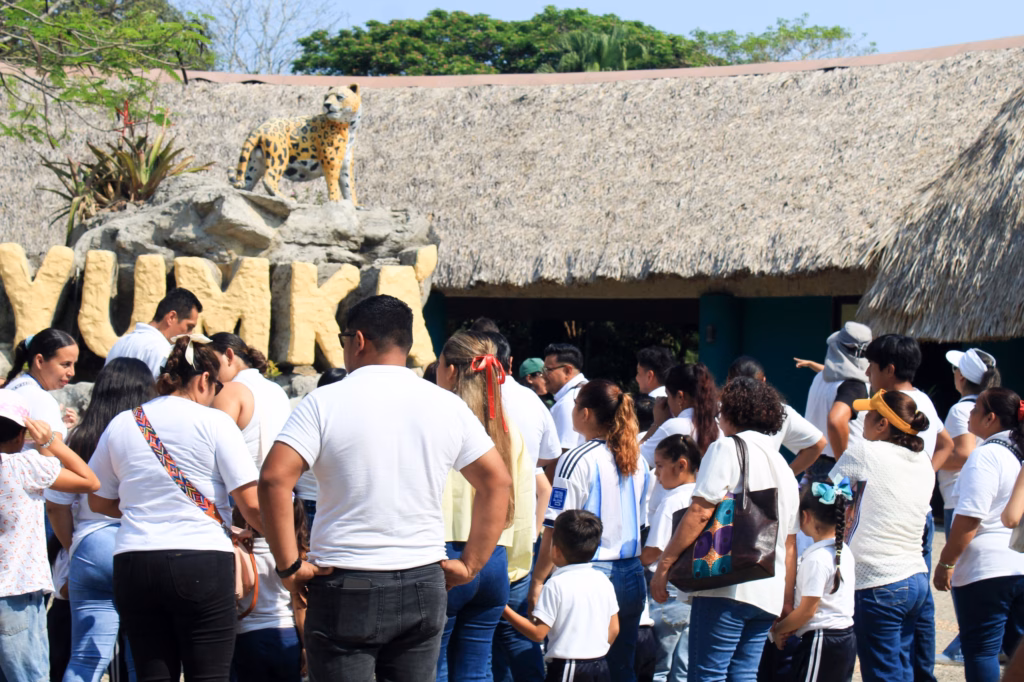 Yumka' Se Reafirma Como El Destino Turístico Por Excelencia Para Estas Vacaciones En Villahermosa 71 Multitud De Visitantes Frente A La Entrada Principal Del Yumká’, Un Destacado Centro De Conservación En Villahermosa.