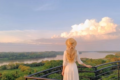 Una Mujer De Espaldas Con Vestido Blanco Y Sombrero De Paja Contempla Un Vasto Paisaje De Selva Verde Y El Río Usumacinta Desde Un Mirador Al Atardecer.
