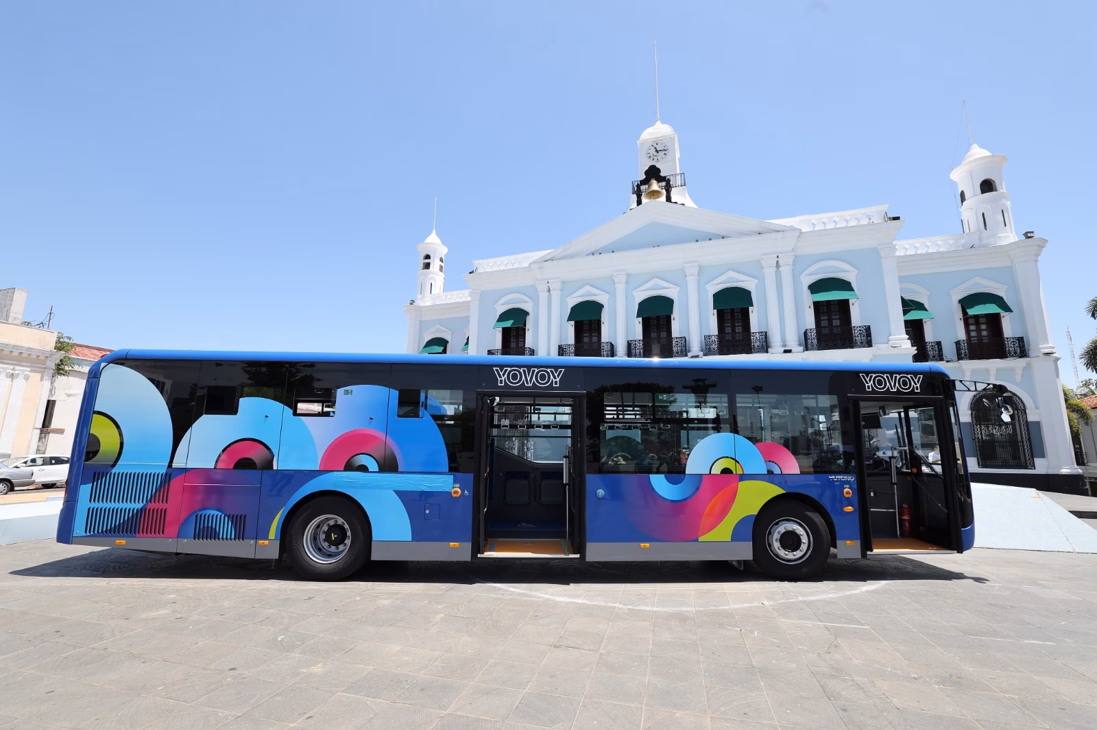 Autobús Híbrido Del Sistema Integral De Movilidad De Villahermosa Exhibido Frente Al Palacio De Gobierno, Mostrando El Nuevo Modelo De Transporte Público Que Operará Con Tecnología Moderna Y Pago Digital.