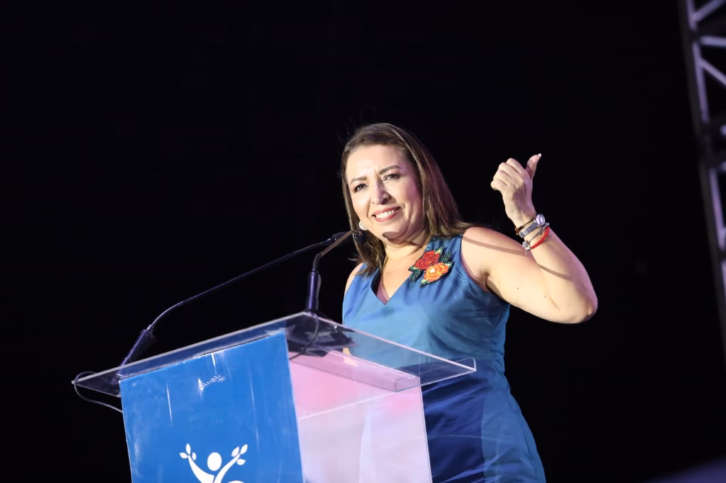 Concluye Con Éxito El 19º Festival Cultural Ceiba 2026: Más De 800 Artistas Y 30 Actividades Consolidan El Arte Y La Identidad De Tabasco 73 La Secretaria De Cultura De Tabasco Aída Elba Castillo Santiago Dirigiéndose Al Público Desde Un Pódium Durante Un Evento Oficial.