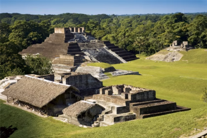 Vista De La Zona Arqueológica De Comalcalco Con Sus Basamentos Piramidales Construidos Con Ladrillos De Arcilla Y Rodeados De Vegetación.