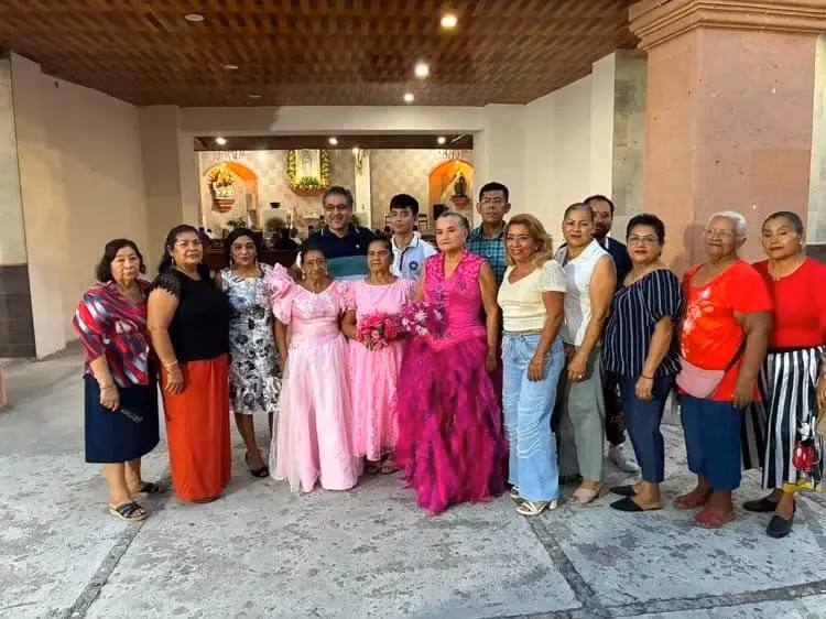 Las Adultas Mayores Festejadas En Sus Vestidos Rosa Y Fucsia Posan Sonrientes Junto A Familiares, Organizadores Y Seres Queridos A Las Afueras De La Iglesia En Tabasco.